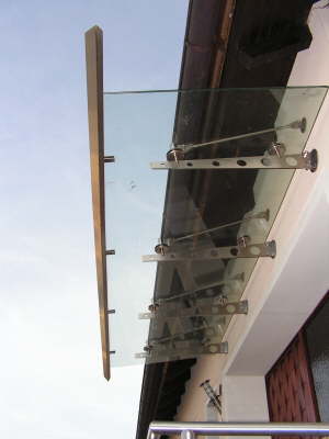 Vordach in Edelstahl mit Glas